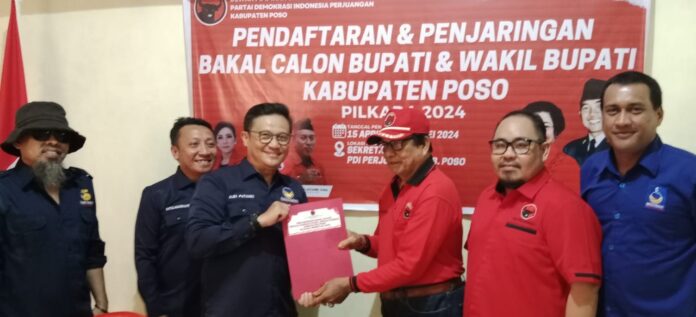 Sony Tandra Ambil Formulir di PDIP