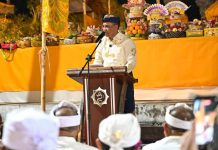 Hadiri Piodalan Pura Agung Wanakertha Jagatnatha Tahun 2025, Gubernur Anwar Hafid Disambut Hangat Ribuan Umat Hindu