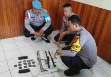 Dukung Keamanan, Warga Poso Pesisir Serahkan Senjata Rakitan dan Amunisi ke Polisi