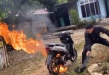 Aksi Heroik Briptu Jonathan Padamkan Motor Pelajar yang Terbakar di Pinggir Jalan