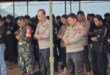 Hari Buruh di Morowali Utara Berjalan Aman, Kapolres Salat Jumat Bersama dan Bagikan Makanan Gratis Kepada Buruh
