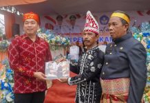 Momentum Hardiknas, Krisman Lameanda Serahkan 55 Judul Buku untuk Morut