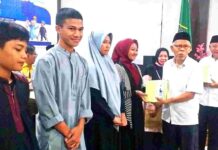 Lebaran Yatim Nasional, BAZNAS Poso Serahkan Bantuan ATS untuk Pelajar