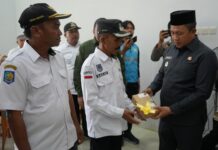 Bupati Morowali Serahkan Meteran Listrik Tahap Pertama untuk Lima Desa di Sombori Kepulauan