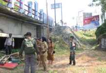 Satpol PP Poso Tertibkan Bangunan Liar di Bawah Jembatan