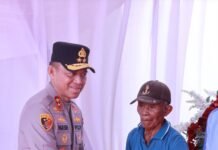 Kapolda Sulteng Salurkan Bansos kepada Masyarakat Witaponda