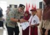 Bupati Morowali Serahkan 500 Seragam Sekolah Gratis di Menui Kepulauan, Wujudkan Visi Misi Pendidikan Gratis