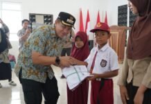 Bupati Morowali Serahkan 500 Seragam Sekolah Gratis di Menui Kepulauan, Wujudkan Visi Misi Pendidikan Gratis