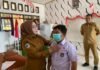Antisipasi Dampak Karhutla, Wabup Morowali Iriane Salurkan Masker kepada Siswa -Siswi Bungku Tengah