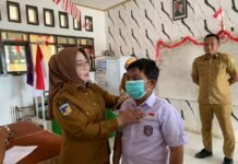 Antisipasi Dampak Karhutla, Wabup Morowali Iriane Salurkan Masker kepada Siswa -Siswi Bungku Tengah